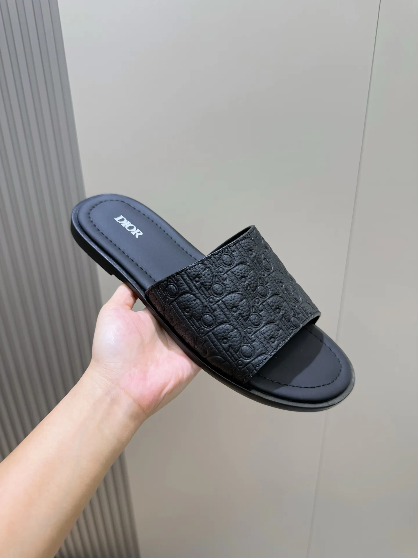 Men's Men's Shoes 💰320 [New Style] 🐝🐝Dior Alias ​​men's leather slippers. This Alias ​​sandal is a new summer product, showing a casual and elegant style. Carefully crafted from grained cow leather and Oblique printed fabric, with cowhide lining! Cross-strap design with metal-clad brass CD Diamond logo. The imported cowhide leather and rubber sole adds sophistication and comfort, while Oblique print-effect anti-slip panels add style. Size: 39-44 (customized at 38.45)